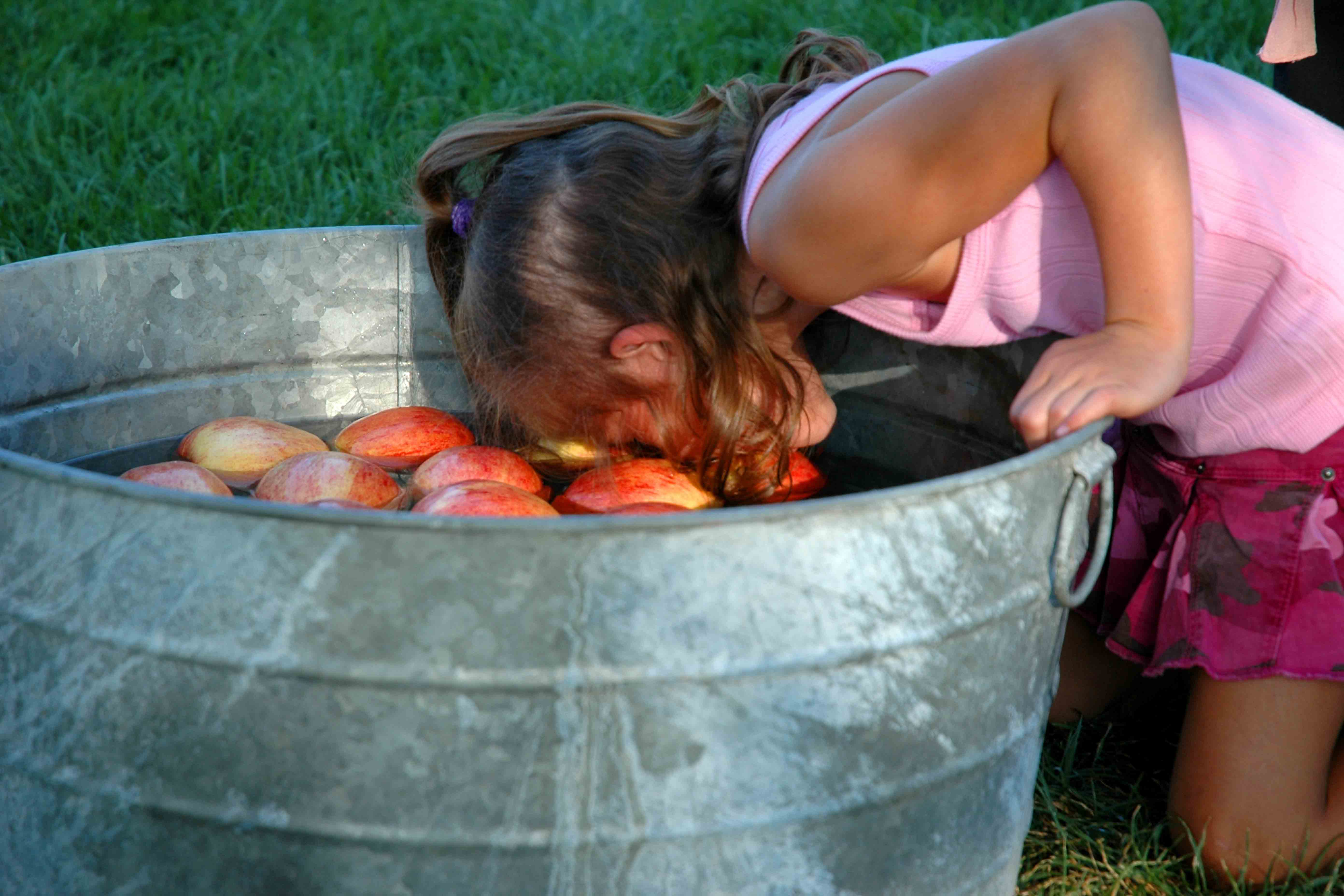 InnocentDrinks, child apple bobbing